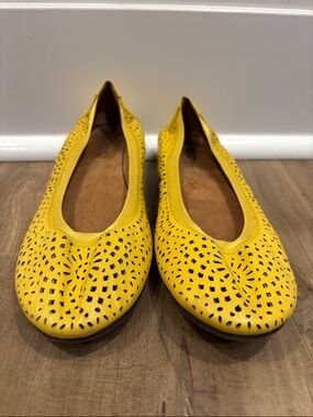 Vionic Robyn Perforated Leather Ballet Flat in Buttercup Size 6